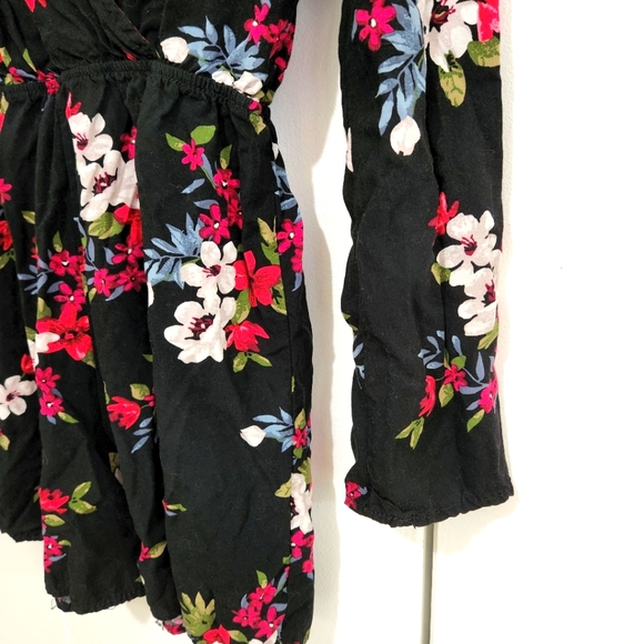 Pretty floral shorts jumpsuit. Size large. - Picture 4 of 8